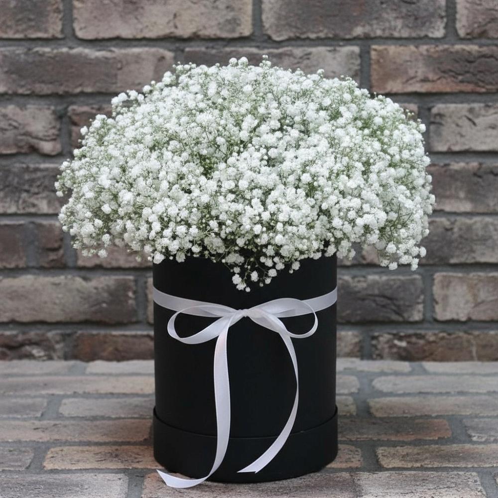 Цветочная композиция из Гипсофила в шляпной коробке в Тевризе