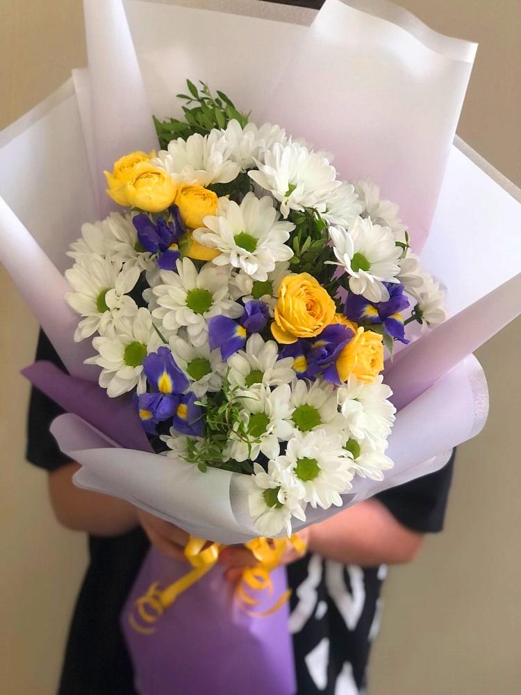 Букет цветов из: Ирисы, Хризантемы и Розы в Тевризе