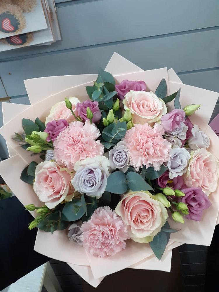 Букет цветов из: Розы, Гвоздики и Лизиантусы в Тевризе